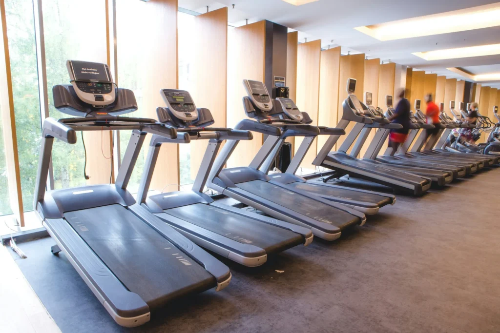 Bėgimo takelis su LCD ekranu ir greičio reguliavimu namų sportui
